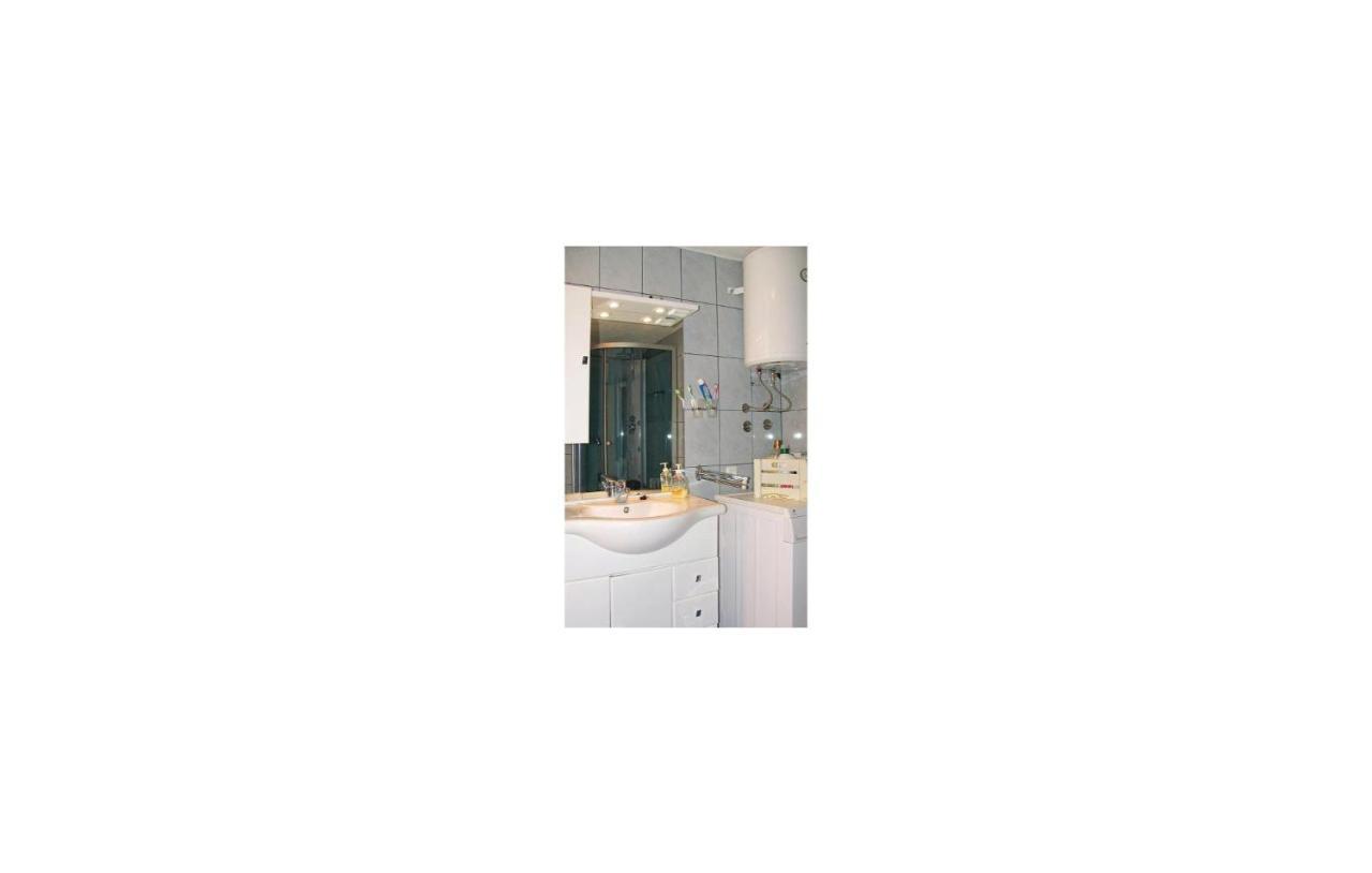 2 Bedroom Cozy Home In Bosiljevo Luaran gambar