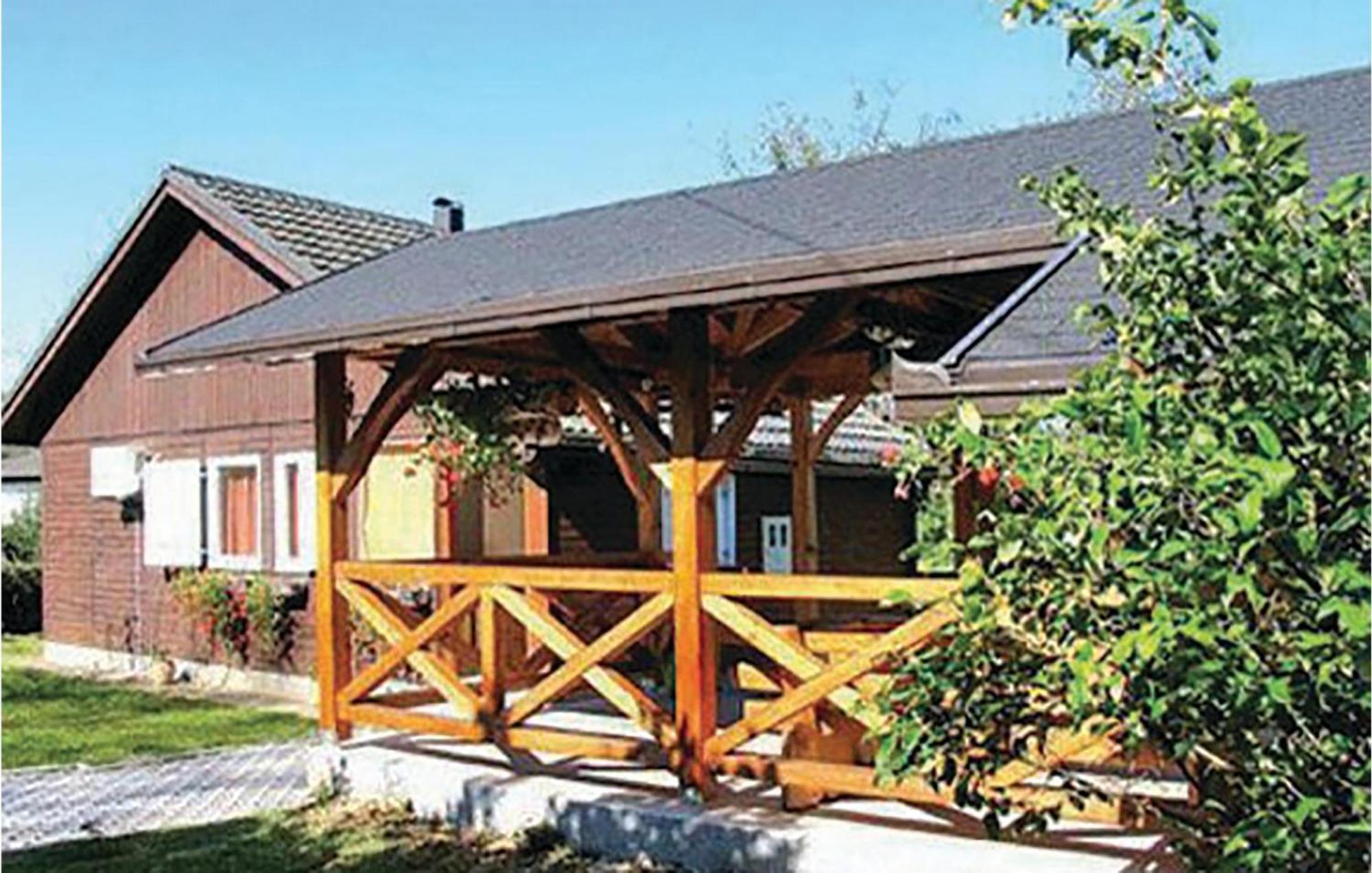 2 Bedroom Cozy Home In Bosiljevo Luaran gambar